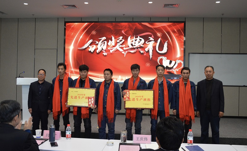 出席領(lǐng)導(dǎo)為鋼結(jié)構(gòu)公司先進集體頒獎并合影留念2.jpg